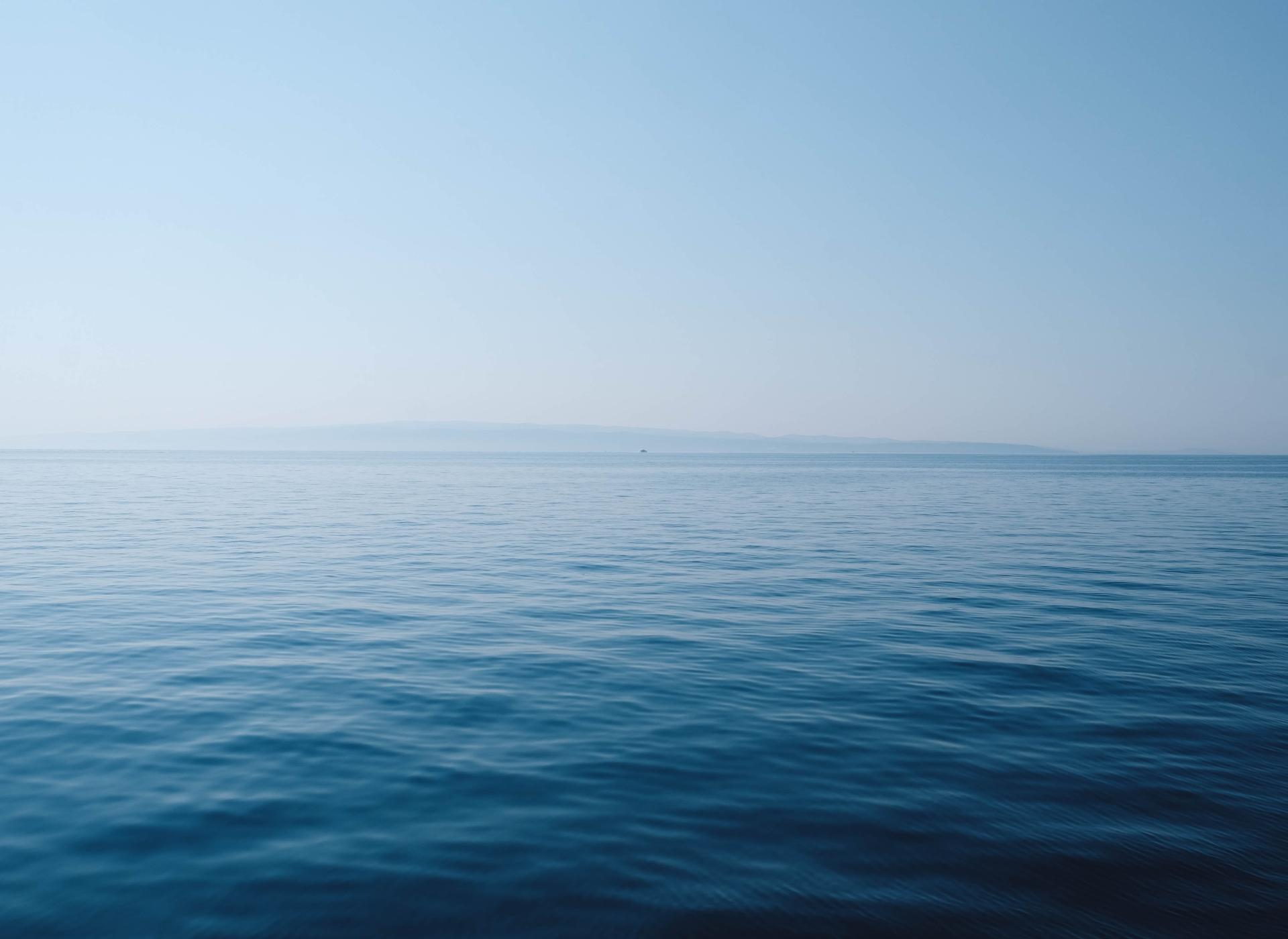 BEAUTY SOLUTIONS Kosmetikmarken | PHYTOMER | Imagebild Meeresweite | © PHYTOMER Codif International Ein endloser Blick über das ruhige blaue Meer unter einem klaren Himmel. Die sanften Wellen des Ozeans erstrecken sich bis zum Horizont und schaffen eine friedliche, weite Atmosphäre.